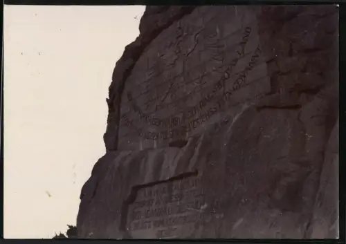 Fotografie unbekannter Fotograf, Ansicht Tsingtau, Gedenkstein für Admiral Otto von Diederichs