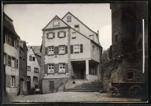 Fotografie unbekannter Fotograf, Ansicht Beilstein / Mosel, Blick auf die Jugendherberge