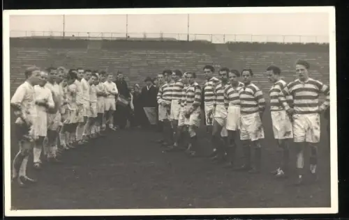 Fotografie Kurt Sommer, Berlin, Rugby Mannschaften stehen sich gegenüber