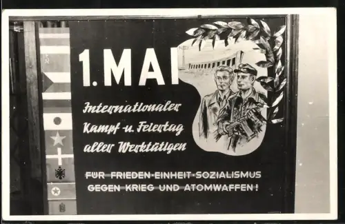 Fotografie DDR Propaganda Plakat zum 1. Mai in einem Schaufenster, gegen Krieg und Atomwaffen