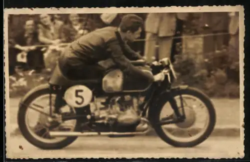 Fotografie Motorrad Rennfahrer auf BMW-RS mit Startnummer 5