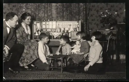 Fotografie Jungen und Mädchen mit Puppenstube und Puppe