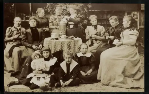 Fotografie Familienfeier, kleines Mädchen mit ihrer Puppe im Arm