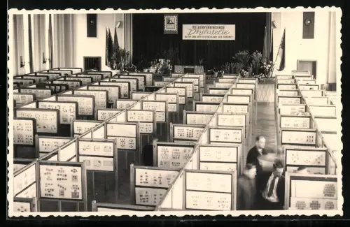 Fotografie Ansicht Senftenberg, 5. Bezirks-Postwertzeichen-Ausstellung Senftenberg 1965, Ausstellungraum, Briefmarken