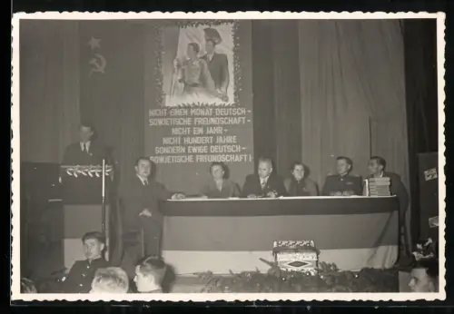 Fotografie W. Müller, Beierfeld, Versammlung zur Deutsch-Sowjetischen Freundschaft, DDR Propaganda