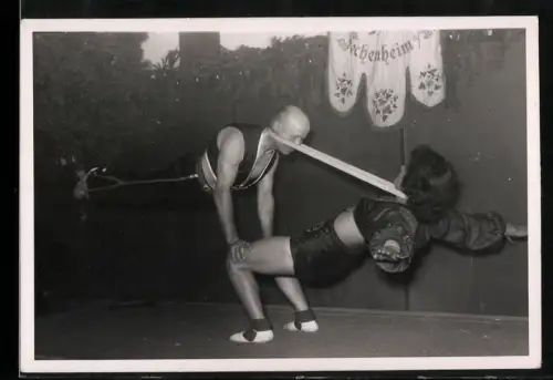 Fotografie Zirkus, Akrobaten bei einer Balanceübung auf der Bühne