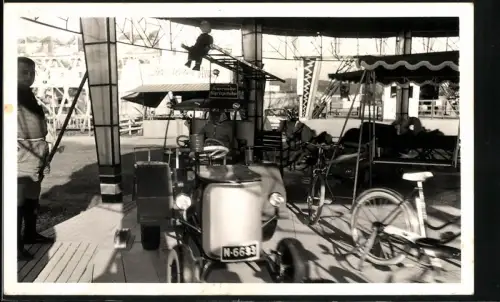 Fotografie Kinder Karussell mit Traktor und Feuerwehrwagen