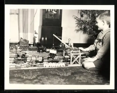 Fotografie kleines Mädchen Gretel spielt mit ihrer Modelleisenbahn