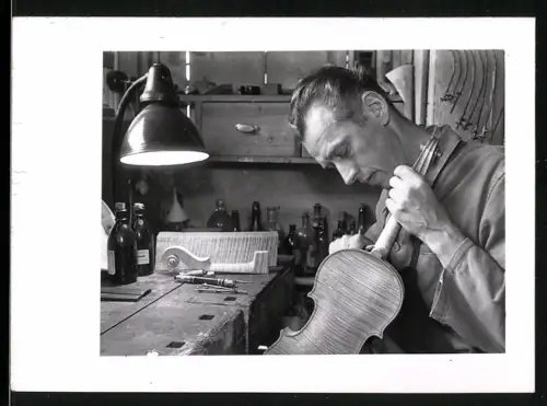 Fotografie Geigenbauer in seiner Werkstatt