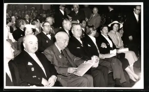 Fotografie Politiker Theodor Heuss bei einer Parteiveranstaltung in der ersten Reihe