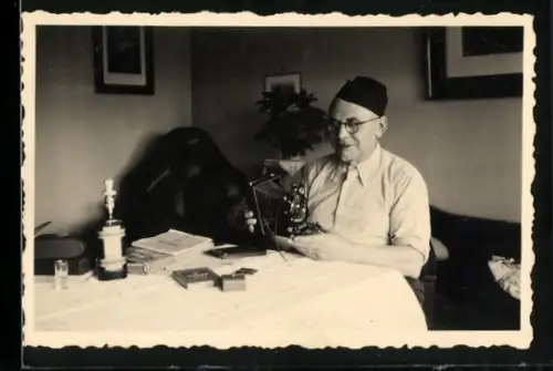 Fotografie Mann repariert seine Balkkamera am Wohnzimmertisch