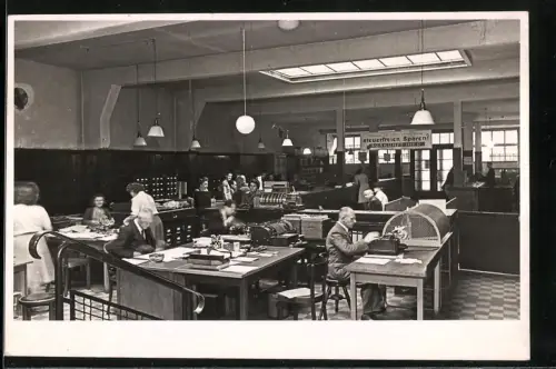 Fotografie Innenansicht einer Bank mit Rechenplätzen und Kasse