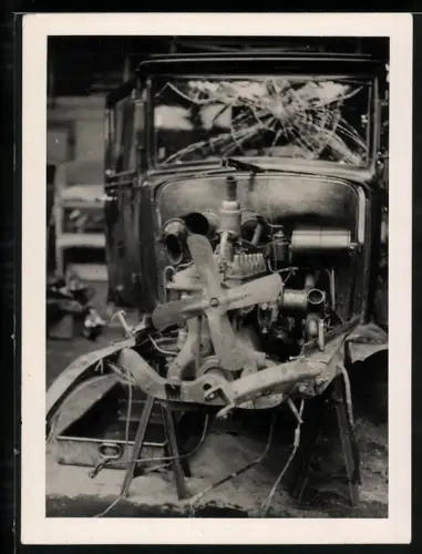 Fotografie Auto Mercedes, Unfallwagen mit Totalschaden