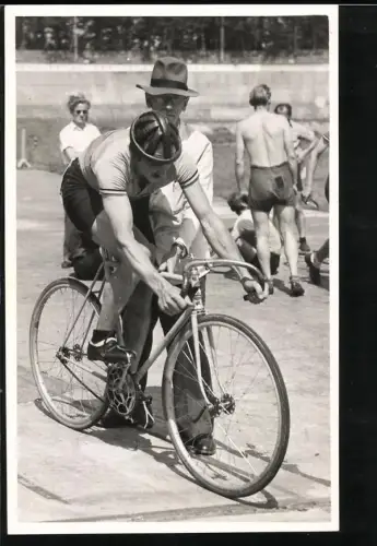 Fotografie Radrennfahrer auf seinem Rennrad, Fahrrad