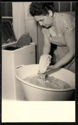 Fotografie Hausfrau bei der Handwäsche nebst Waschmaschine