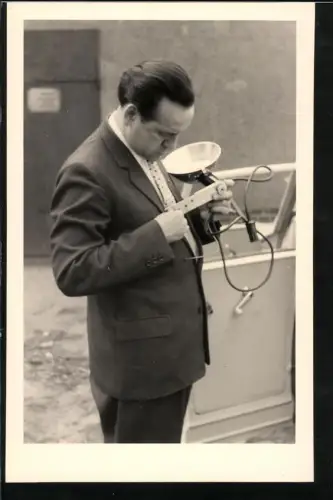 Fotografie Fotograf verkabelt sein Blitzlicht für die Kamera