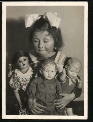 Fotografie kleines Mädchen mit ihren Puppen im Arm