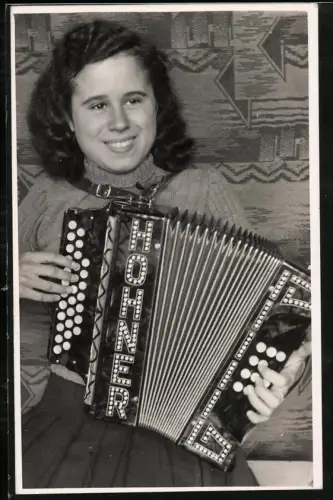 Fotografie junges Mädchen mit ihrem Hohner Akkordeon