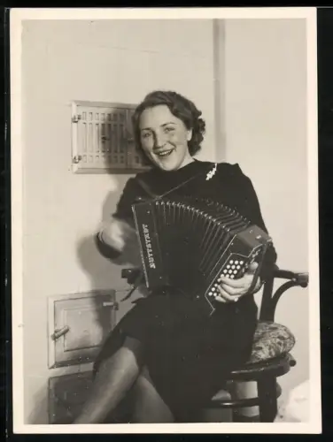 Fotografie junge Frau spielt auf Buttstädt Akkordeon