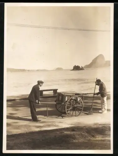 Fotografie Strassenkehrer / Strassenfeger mit Besen und Karren