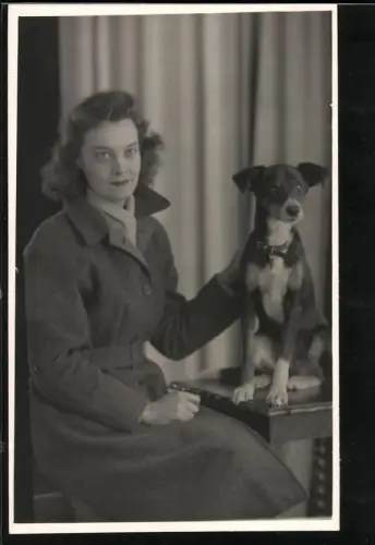 Fotografie junge Frau mit ihrem Hund im Atelier