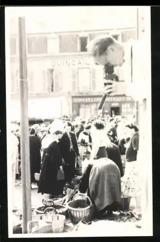 Fotografie junger Fotograf mit seiner Kamera macht Foto vom Wochenmarkt