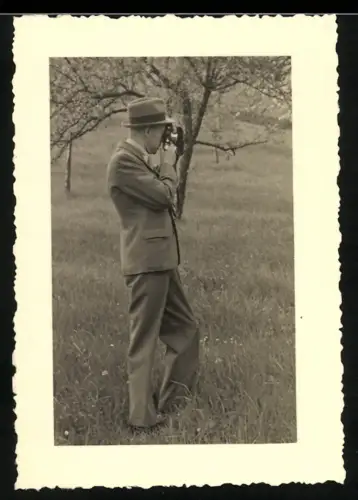 Fotografie Amateur Fotograf mit Fotoapparat macht Foto von der Natur