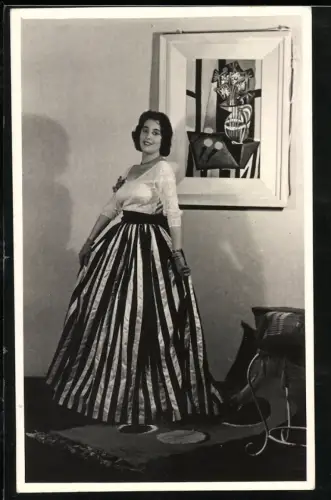 Fotografie junge Frau Trix im Kleid mit Gemälde von Pablo Picasso an der Wand, 1956
