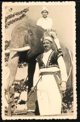 Fotografie Inder in Tracht mit seinem Elefanten