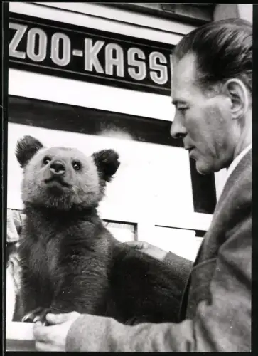 Fotografie Zoowärter mit Bären Junges an der Zoo Kasse