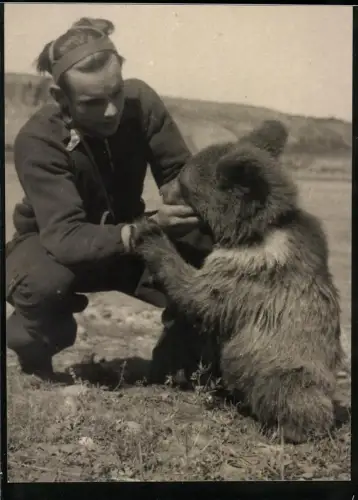Fotografie junger Mann spielt mit einem Bären Jungen