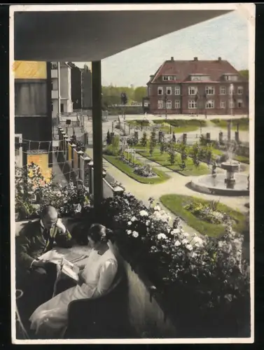 Fotografie Frau und Mann auf ihrem Balkon in der Wohnsiedlung, Handkoloriert