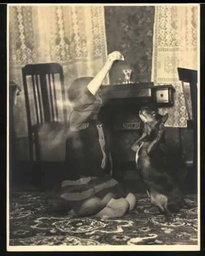 Fotografie kleines Mädchen mit ihrem Hund im Wohnzimmer vor Singer Nähmaschine