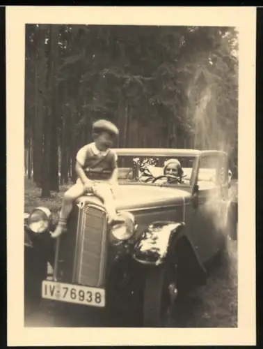 Fotografie junger Knabe auf der Motorhaube eines DKW Auto, Mutter als Fahrerin