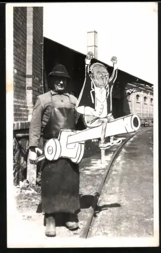 Fotografie Arbeiter mit selbstgebauter Karikatur von Konrad Adenauer