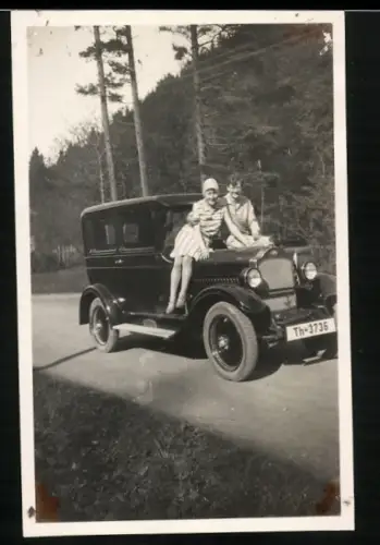 Fotografie jung Frauen auf ihrem Opel Auto Motorhaube, Kennzeichen: Th-3736