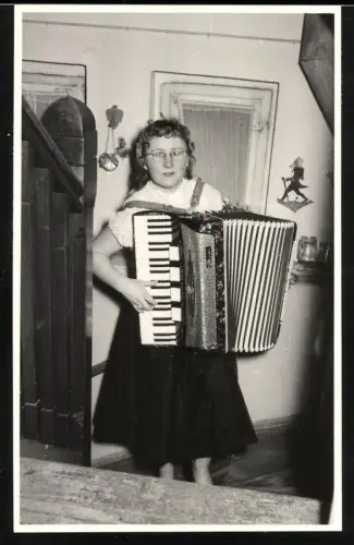 Fotografie junge Frau spielt auf ihrem Akkordeon