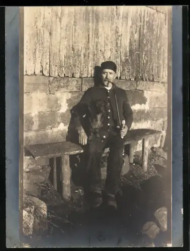 Fotografie Herr mit seinem Dackel auf dem Schoss