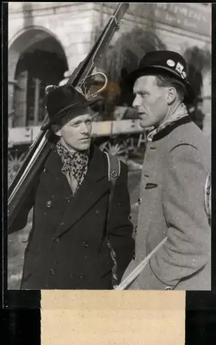 Fotografie Ex-Weltmeister im Ski Gustl Berauer gratuliert dem Sieger der Kombination Günther Meergans