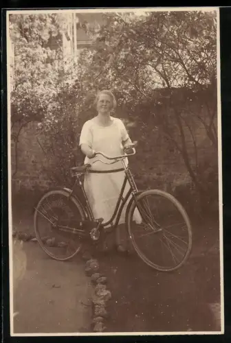 Fotografie junge Frau mit ihrem Fahrrad