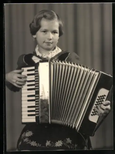 Fotografie Mädchen spielt auf ihrem Weltmeister Akkordeon