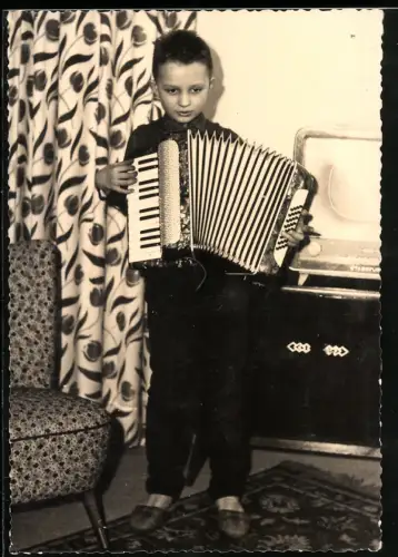 Fotografie junger Knabe Albrecht mit seinem La Paloma Akkordeon im Wohnzimmer, 1962