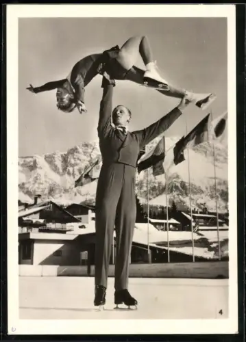 Fotografie sowjetische Eiskunstläuferin Ljudmila Jewgenjewna Beloussowa und Oleg Alexejewitsch Protopopow