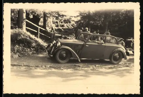 Fotografie junger Mann in seinem DKW Auto