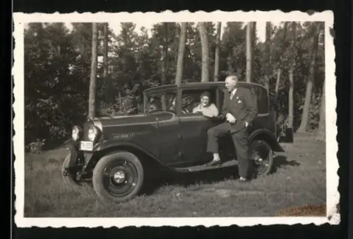 Fotografie Paar an ihrem Opel Auto, Kennzeichen: Th-3335, 1931
