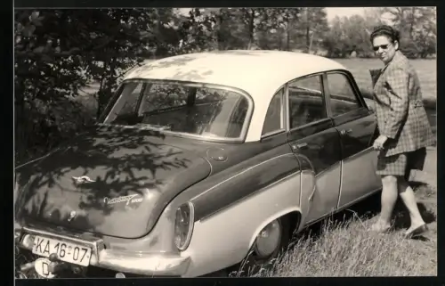 Fotografie Frau an ihrem Auto Wartburg 1000, Kennzeichen: KA 16-07