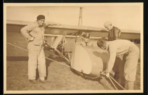 Fotografie junge Männer mit ihrem Segelflugzeug