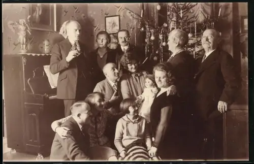 Fotografie Weihnachten in Familie unterm Weihnachtsbaum, Mutter mut Puppe im Arm