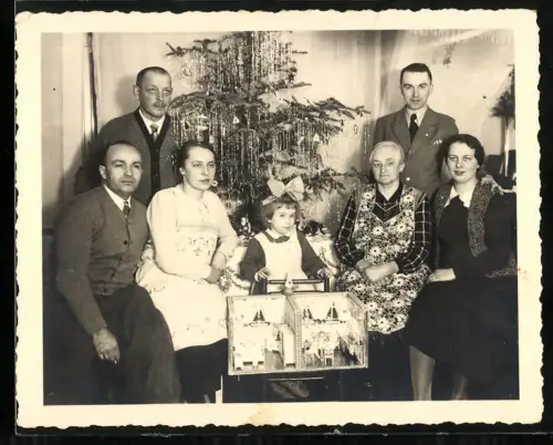 Fotografie Weihnachten unterm Weihnachtsbaum, Tochter mit Puppenstube
