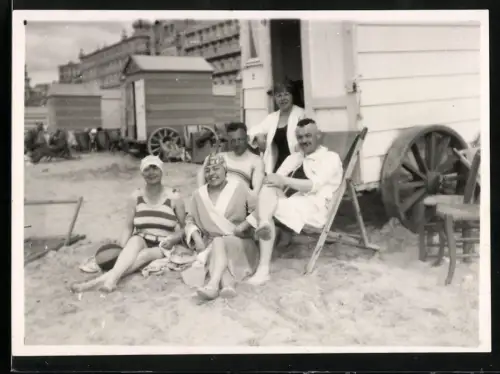 Fotografie Badegäste in Bademode an ihrem Badekarren